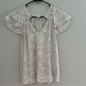 A New Day Light Grey & White Leopard Print Blouse Split V-Neck Size Small